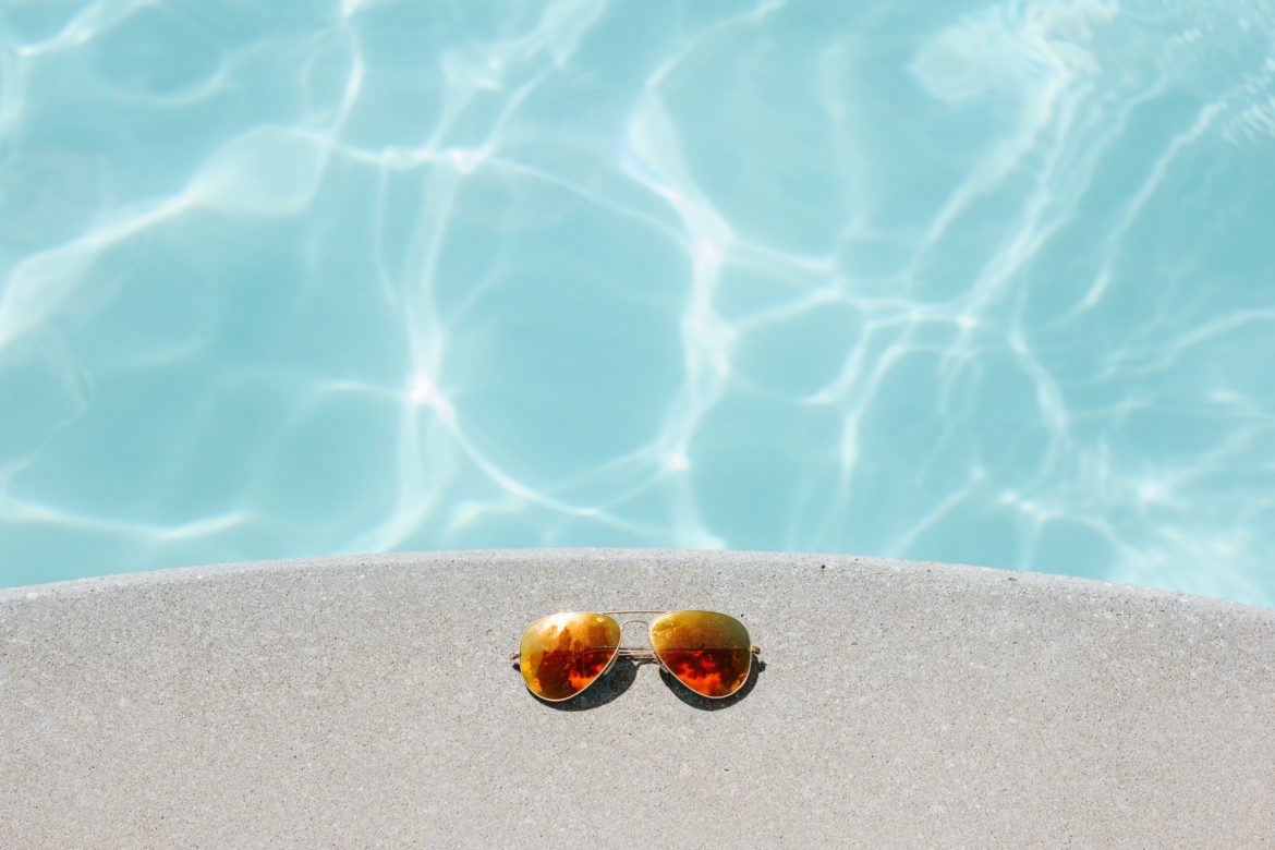 solglasögon vid pool